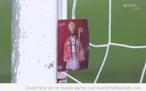 El portero del Ganada, Toño, coloca una estampita de San Cecilio en la portería vs Real Madrid