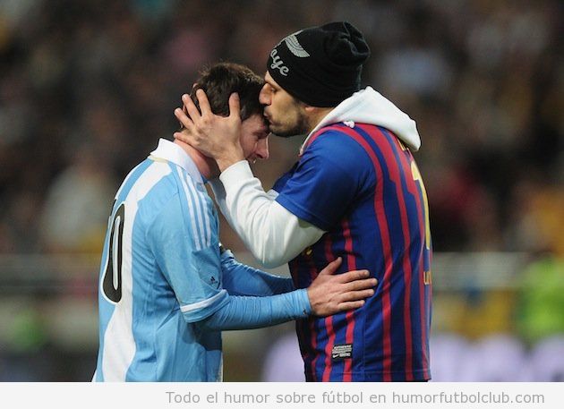 Imagen de un aficionado sueco que salta al campo y besa la cabeza de Messi