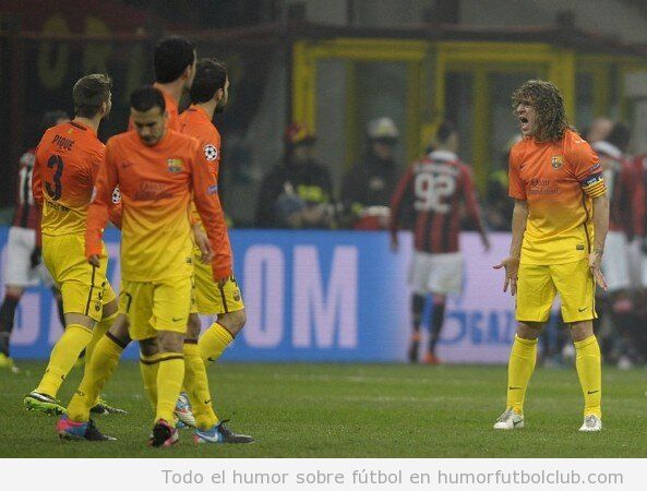 Imagen de Carles Puyol abrocando a sus compañeros en el Barça Milan