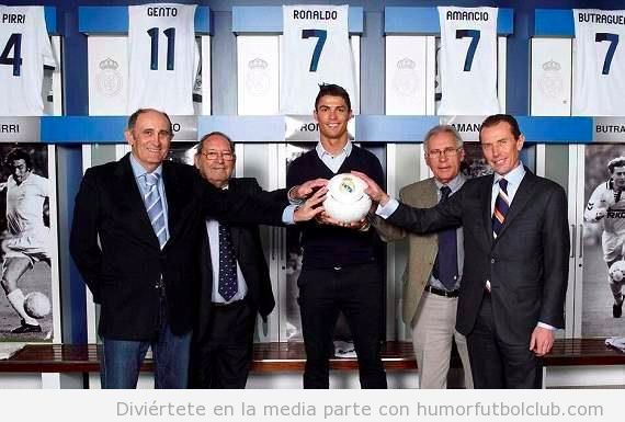 Foto curiosa de Cristiano Ronaldo con un balón y los jugadores legendarios Real Madrid