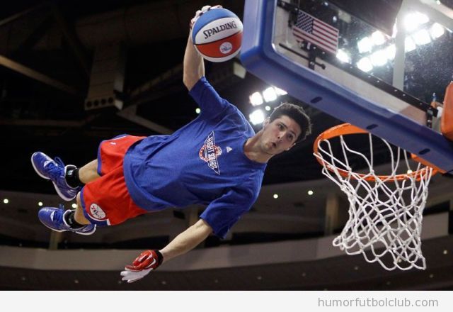 Foto curiosa de un mate de baloncesto en horizontal