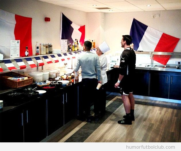 Cafetería del Newcastle con banderas y comida francesa