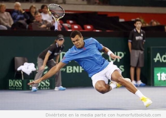 Imagen divertida y WTF de un tenista con raqueta volando