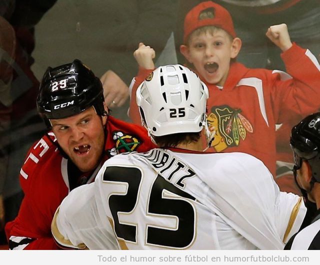 Imagen graciosa de un niño aficionado al hockey hielo