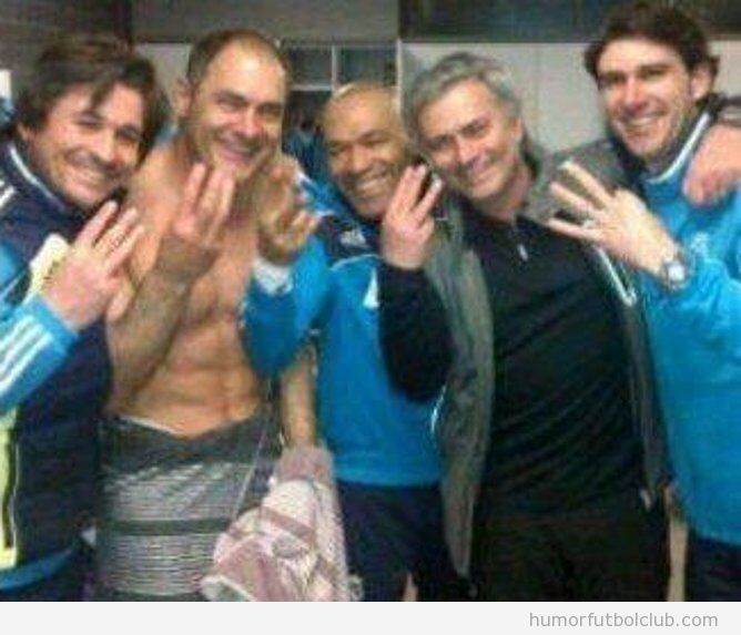 Imagen de Mourinho con su staff celebrando con 3 dedos la victoria ante el Barça
