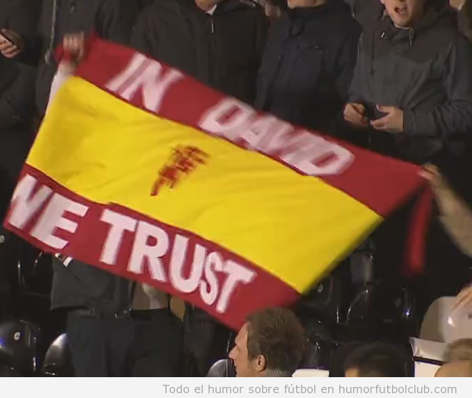 Aficionados del Manchester United con bandera de España In David We Trust