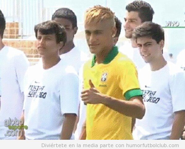 Neymar posando como modelo con la nueva camiseta Brasil 2013