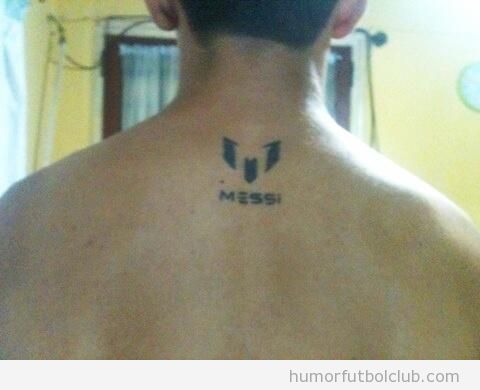 Chico con tatuaje del logo de Messi en la nuca