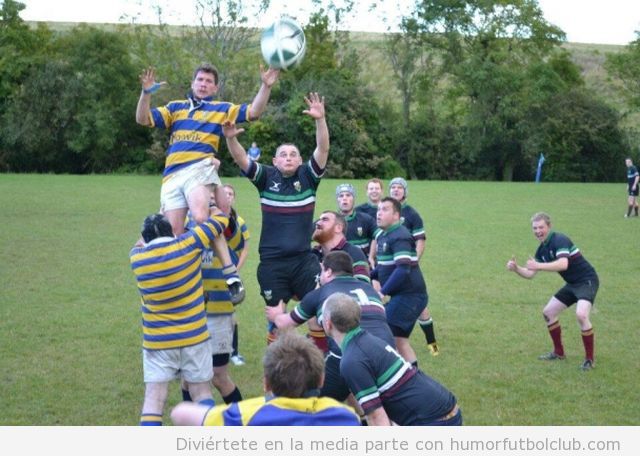 Foto divertida de un chico jugando a rugby