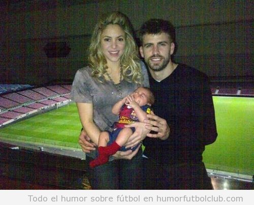Shaklira, Piqué y su bebé Milan en el Camp Nou después de la victoria ante el Ac Milan