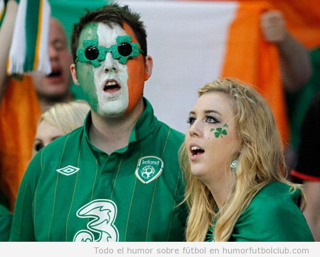 Aficionados irlandeses con disfraces graciosos