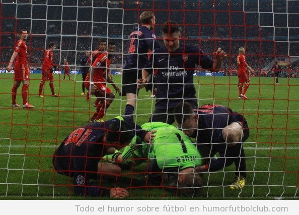Jugadores del Arsenal intentando quitar el balón de las manos al portero del Bayern