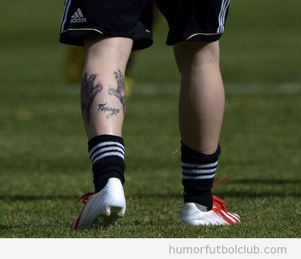 Tatuaje de Messi con el nombre Thiago en el Argentina Bolivia