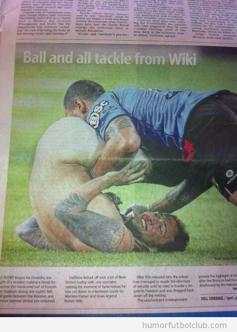 Foto curiosa de un jugador de rugby hace placaje invasor de campo desnudo