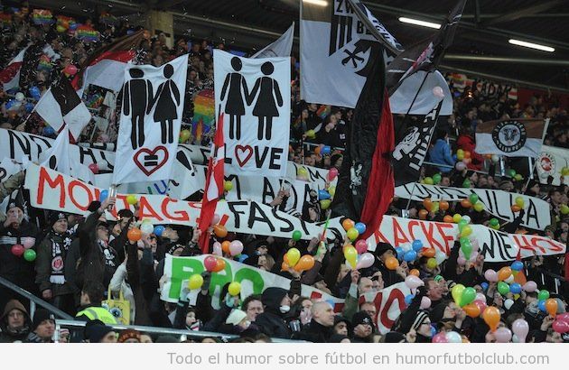 Pancarta de los aficionados del St Pauli contra homofobia, apoyo a Robbie Rogers