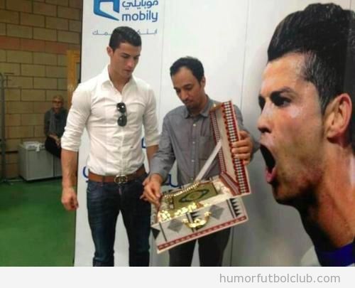 Foto en la que Cristiano Ronaldo recibe El Corán de regalo