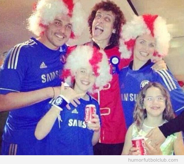 Foto graciosa, el portero del QPR, Julio Cesar, con la camiseta del Chelsea en el cumpleaños de David Luiz