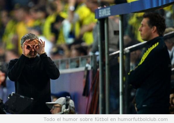 Foto graciosa de Mourinho, se pone las manos como gafas