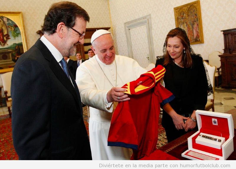 Rajoy regala Papa Francisco camiseta selección española fútbol