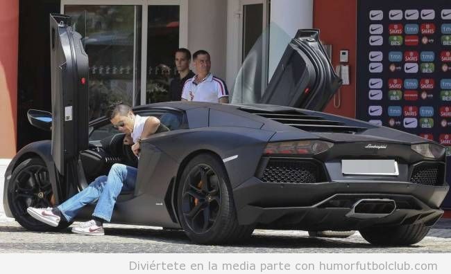Cristiano Ronaldo en su coche, un Lamborghini que parece el Batmóvil