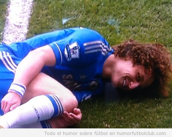 Imagen graciosa de David Luiz sonriendo después de la patada de Rafael