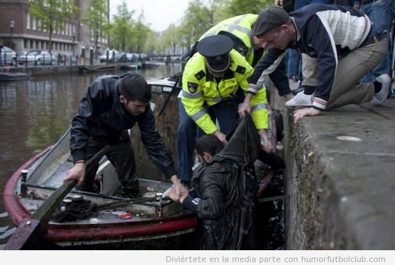 Un aficionado del Chelsea rescatado por la Policía después de caer a un canal