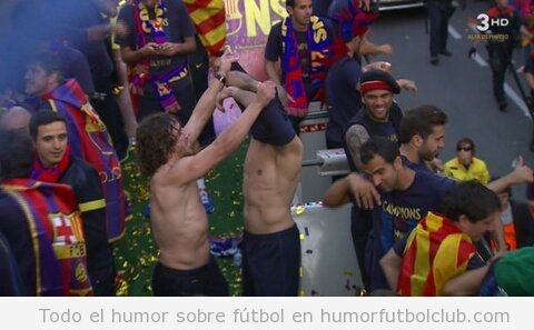 Foto graciosa de Ouyol quitándole la camiseta a Valdés en la celebración de Liga