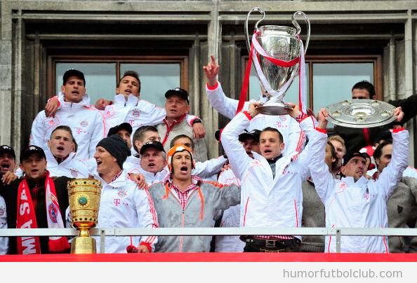 Foto graciosa, Robben con otro sombrero ridículo en la celebración de la Champions