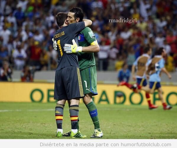 Foto de Casillas y Buffon dándose un abrazo después d elos penaltis de España Italia