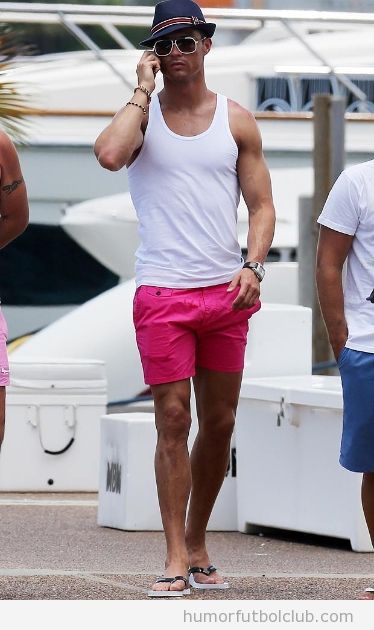 Cristiano Ronaldo con sombrero y pantalones rosas en Miami