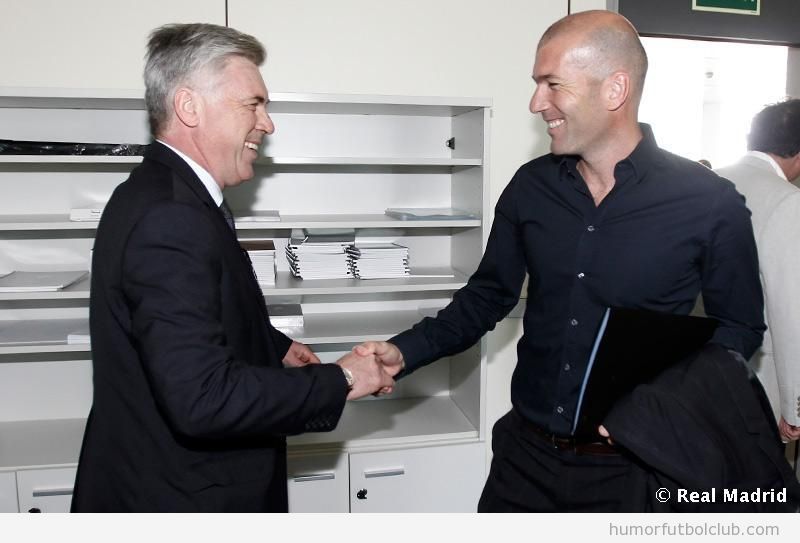 Foto de Ancelotti y Zidane estrechándose la mano