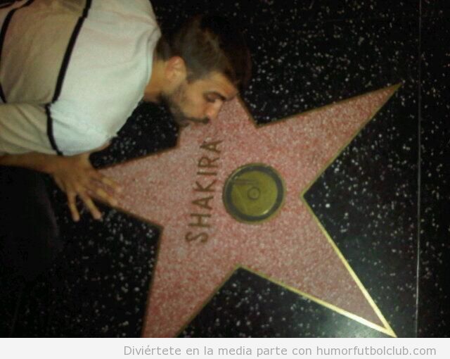 Gerard Piqué besando la estrella de la fama de Shakira