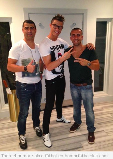Foto WTF de Cristiano Ronaldo con gafas de pasta hipster