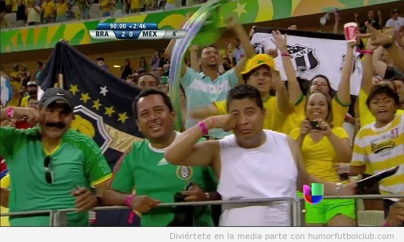 Foto graciosa y WTF de aficionados de Mexico que se pegan puñetazos en la cara tras perder con Brasil