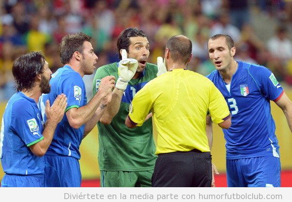 Fotos divertidas de Buffon quejándose al árbitro en Italia Japón