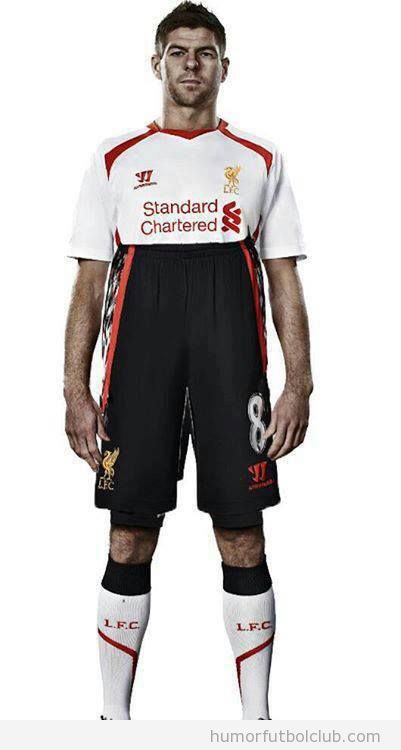 Imagen graciosa de un pantalón tapando la camiseta del Liverpool