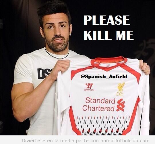 jugador del Liverpool posando con la nueva camiseta