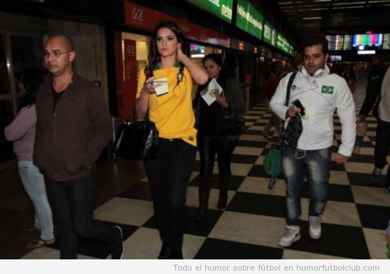 Bruna Marquezine, la novia de Neymar, en el aeropuerto con camiseta de Brasil