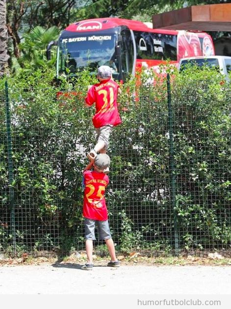 Imagen graciosa de dos niños aficionados que intentan ver Bayern Munich