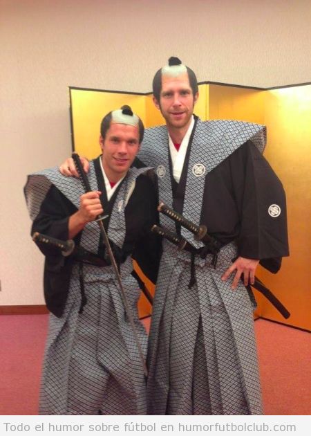 Foto graciosa de los jugadores del Arsenal Mertesacker y Podolski vestidos de Samurai