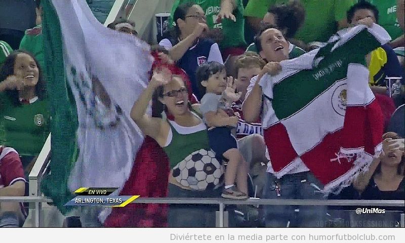 Foto divertida de una aficionada mexicana embarazada con un balon de fútbol pintado en la barriga