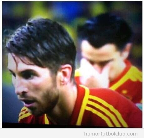 Foto graciosa, Xavi no quiere mirar el penalty de Segio Ramos en la final Copa Confederaciones
