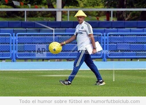 Foto graciosa de Mourinho llevando un sombrero tailandés