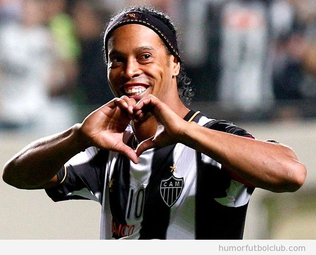 Imagen bonita de Ronaldinho haciendo un corazón con la mano
