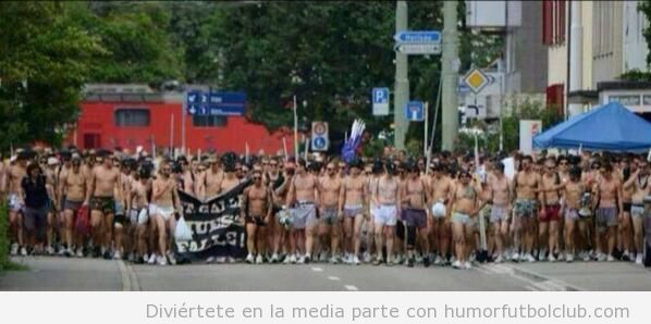 Protesta y manofestación de los aficionados del Basel por el cacheo en campos de fútbol