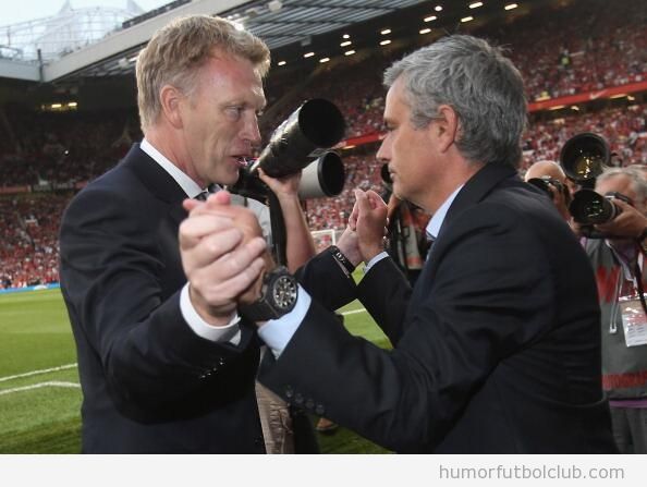 Foto curiosa del saludo entre Moyes y Mourinho en Old Trafford