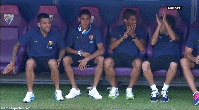 Gif gracioso de Jordi Alba y jugadores del Barça bailando en el banquillo