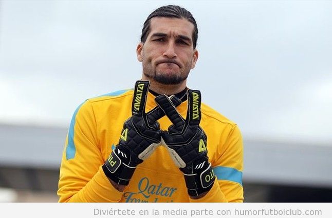 Foto de Pinto, portero del Barça, con pose de gangster