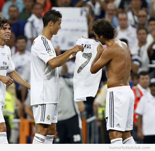 Raúl González dando la camiseta con el 7 a Cristiano Ronaldo