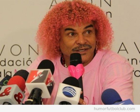 Carlos Valderrama con el pelo teñido de rosa por el cáncer de mama